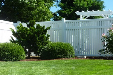 Photo of a house with new fence in the front yard.