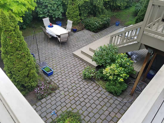 Photo of a clean patio and patio furniture in the backyard.